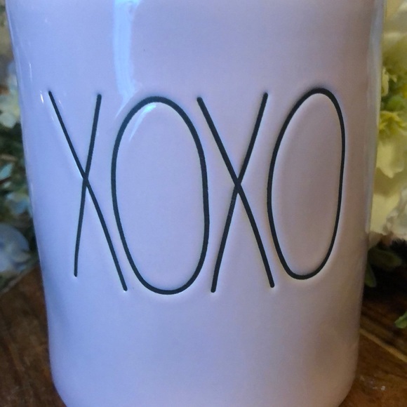 Rae Dunn “XOXO” pink canister with lid - Picture 2 of 6